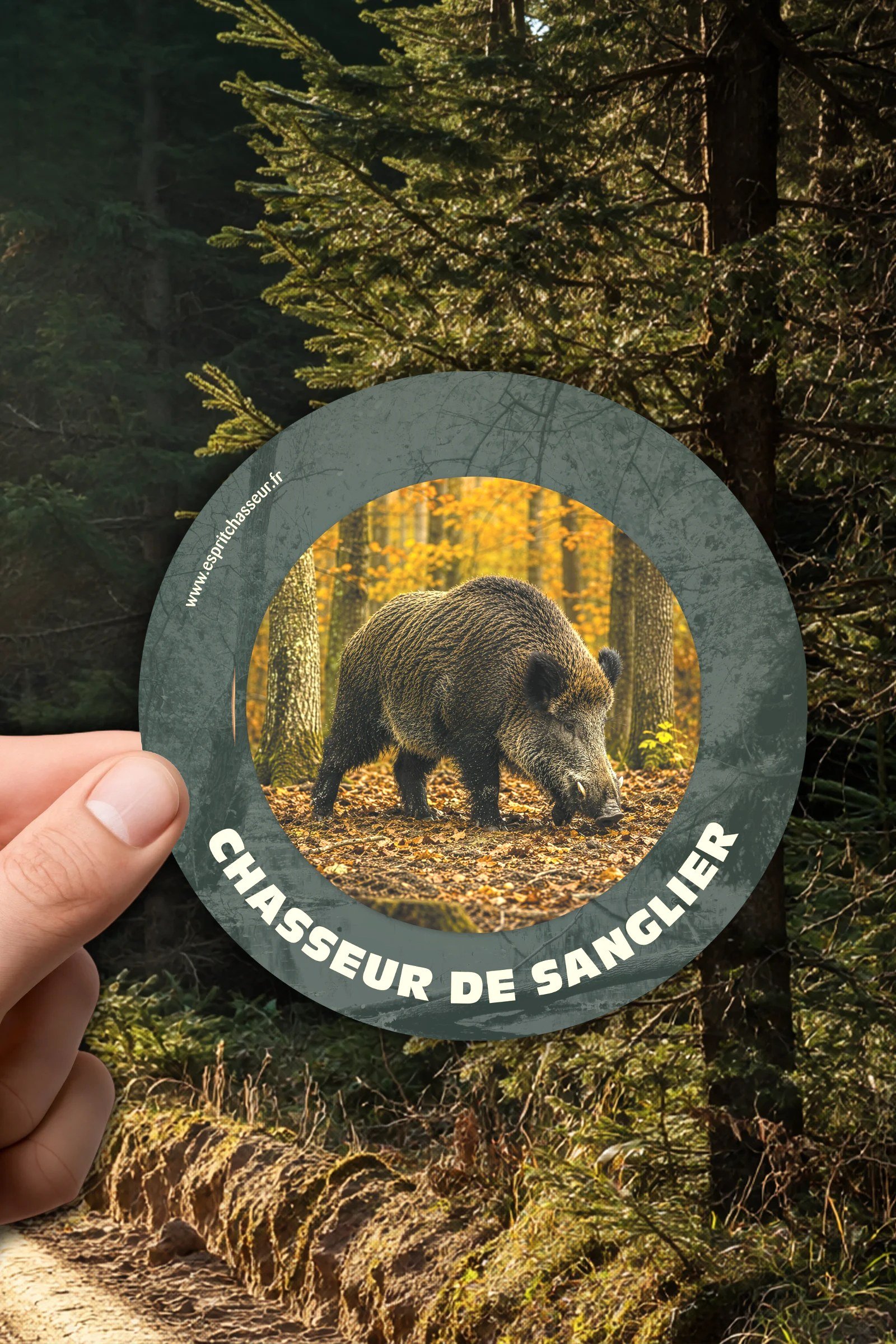 Sticker Chasseur de sanglier tenu à la main en forêt – Esprit Chasseur