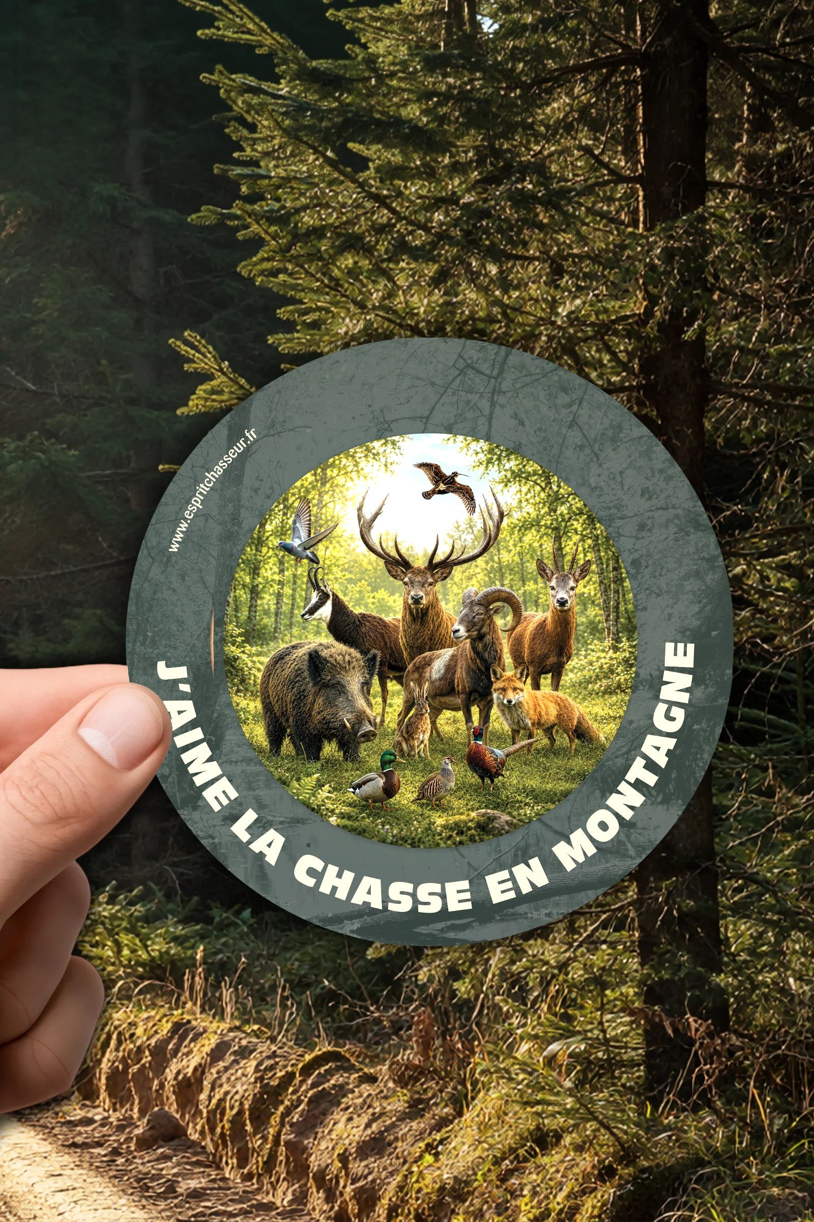 Sticker J'aime la chasse en montagne tenu à la main en forêt – Esprit Chasseur